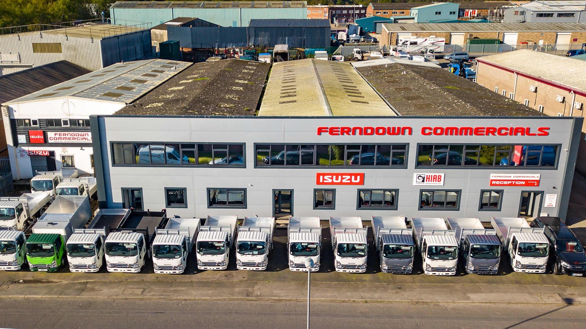 Luftaufnahme eines Gebäudes von Ferndown Commercials mit diversen Lkw vor dem Gebäude.