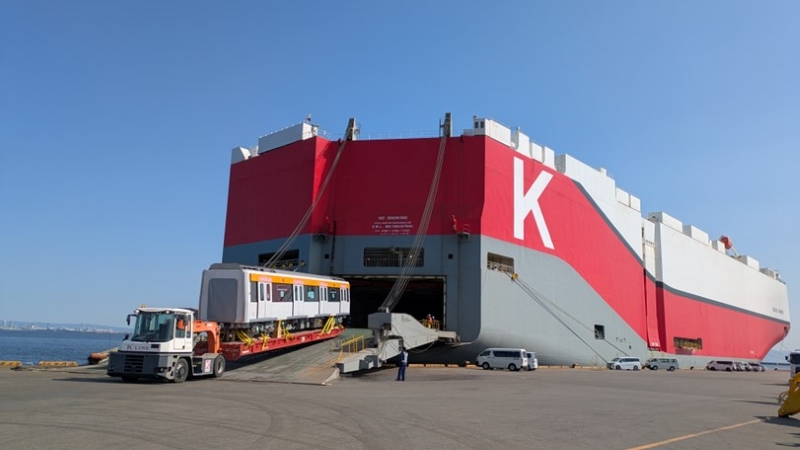 The train waggon for the metro line in Kairo is being loaded onto the cargo ship.