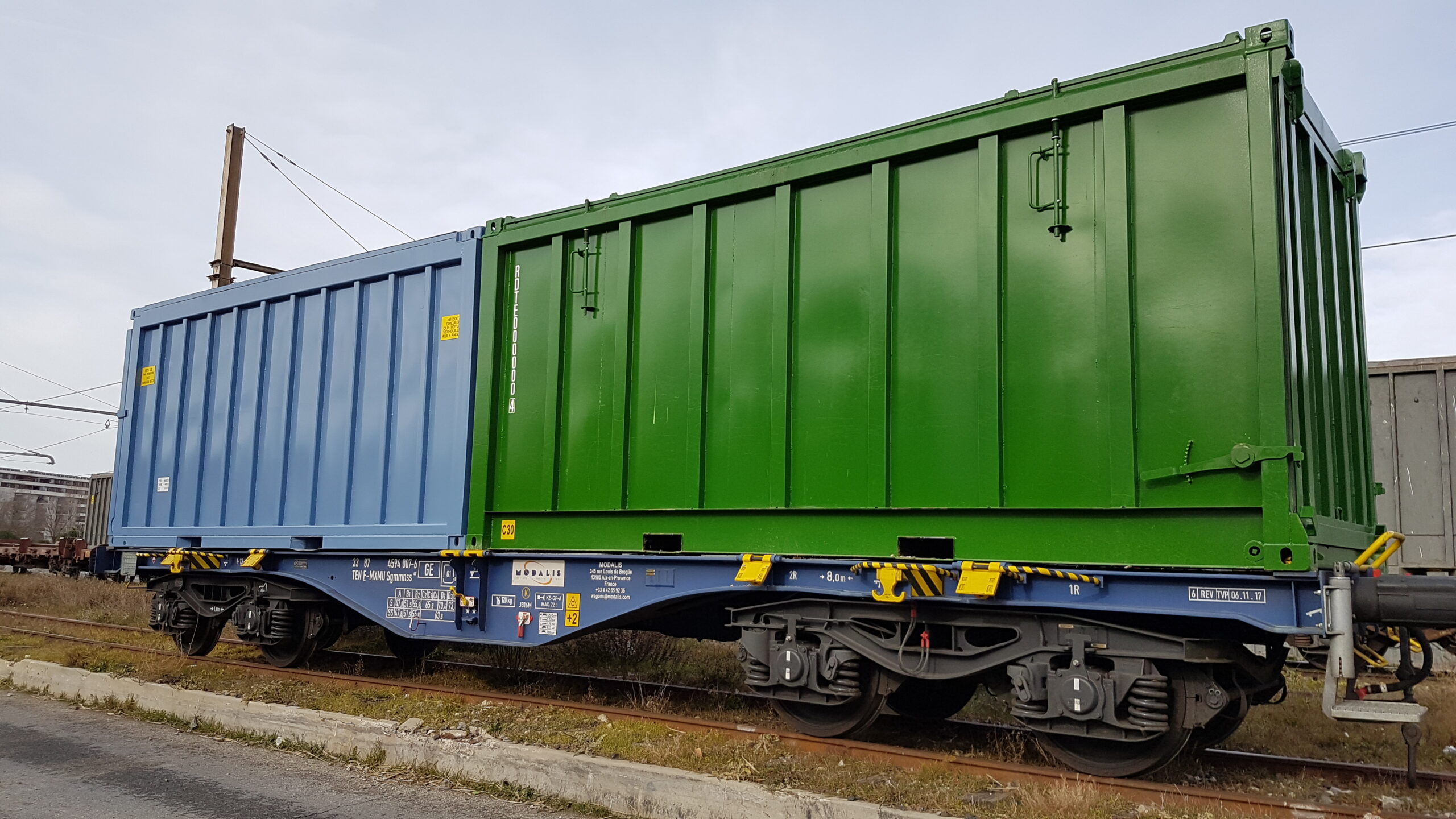 Deux conteneurs acier open top 20ft sur un wagon porte-conteneur 40ft