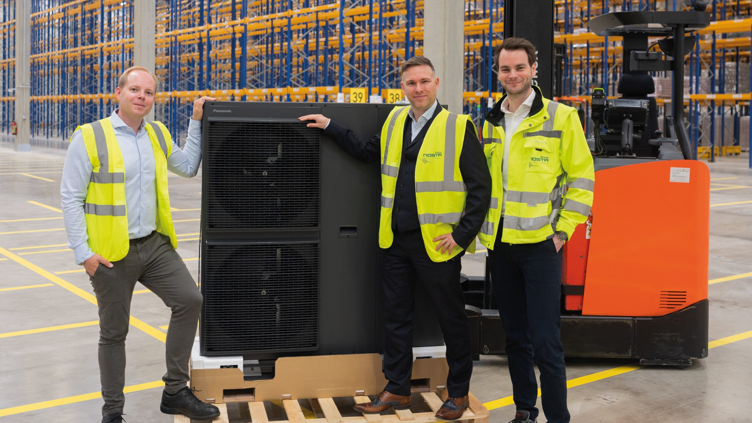 Nicolas Gallenkamp, CEO der NOSTA Holding GmbH, Philipp Stephan, General Manager Supply Chain Europe bei Panasonic Heating Ventilation Airconditioning Europe und Jan Steinacker, Head of Contract Logistics Germany bei der NOSTA Group (v. l.)